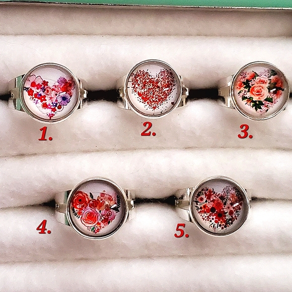 Choice of 5 floral heart ❤️ shape image 14mm glass cabachon adjustable rings. - Picture 1 of 4